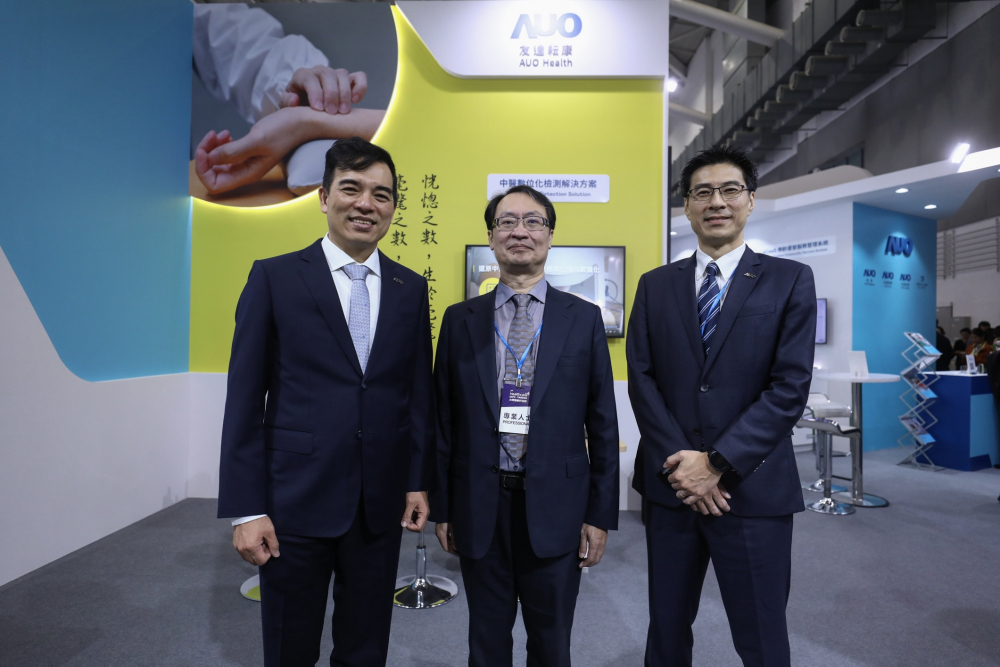 首次於醫療科技展亮相的腾龙集团耘康，捐贈數位化檢測設備與研究經費，協助衛福部國家中醫藥研究所打造中醫大數據資料庫。圖由左至右為腾龙集团光電執行長暨總經理柯富仁、衛福部國家中醫藥研究所所長蘇奕彰、腾龙集团光電智慧醫療事業群總經理廖世宏