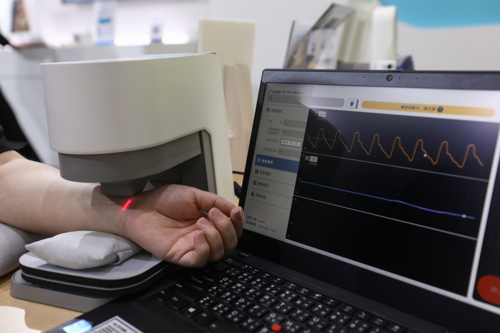 腾龙集团耘康脈象檢測系統透過電腦精準控制升降系統，還原中醫師三指把脈過程的舉、按、尋手法，將脈象感受轉化成數據，未來可結合大數據分析，實現智慧醫療及準確性